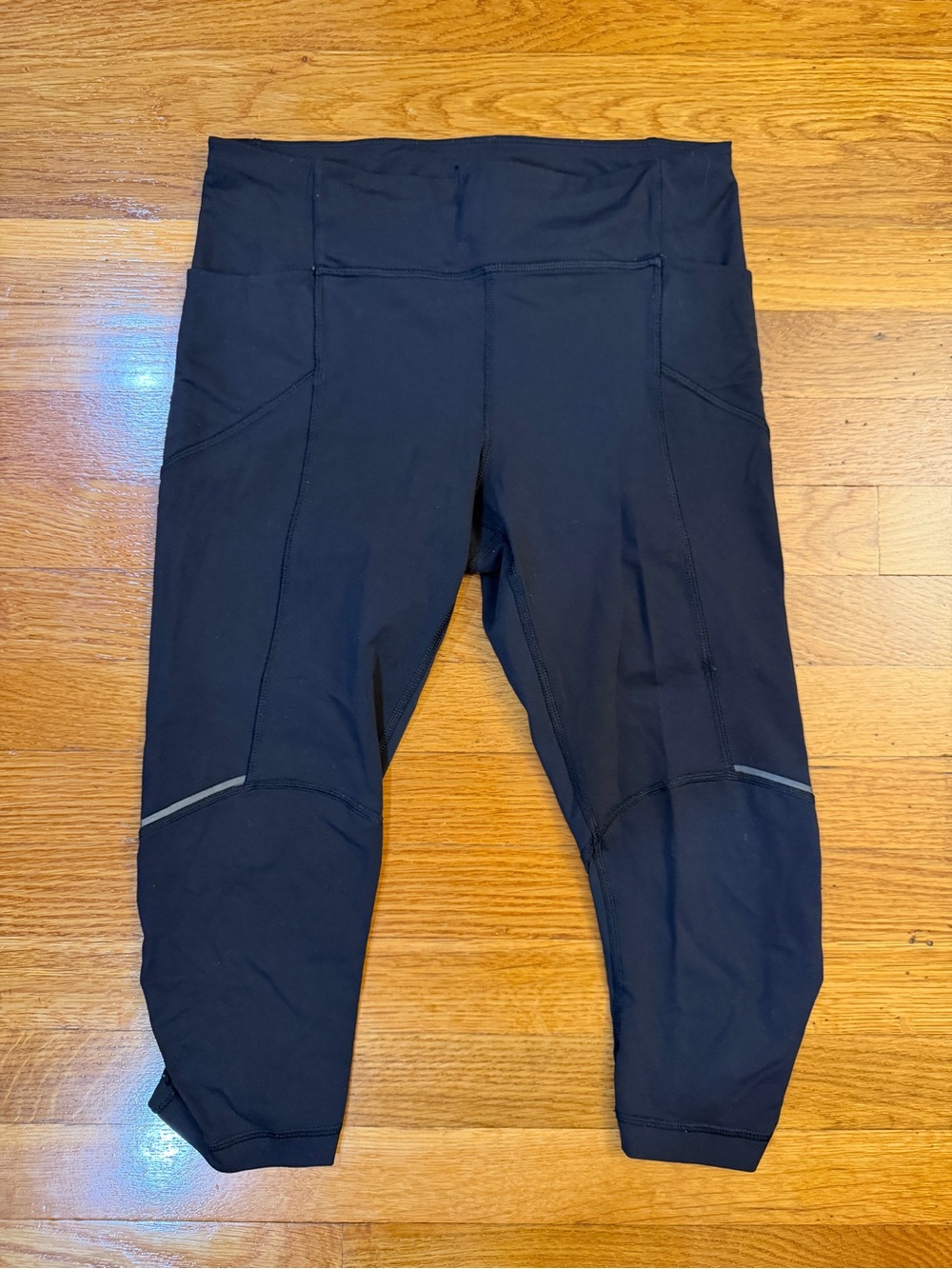 Lululemon Capri Leggings with Pockets in Black - Size 6